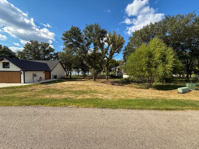 1520 Shoreline Drive, Mabank, TX 75143