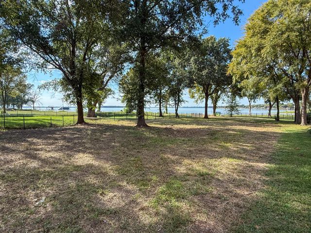 1520 Shoreline Drive, Mabank, TX 75143