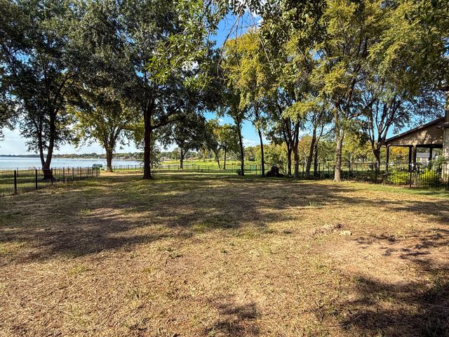 1520 Shoreline Drive, Mabank, TX 75143
