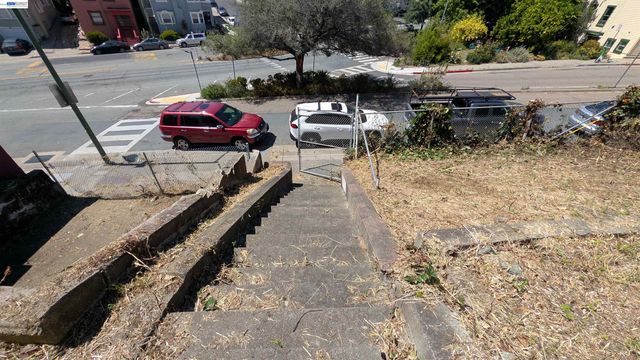 176 Orange St, Oakland, CA 94610