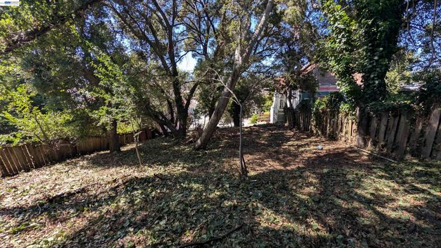 176 Orange St, Oakland, CA 94610