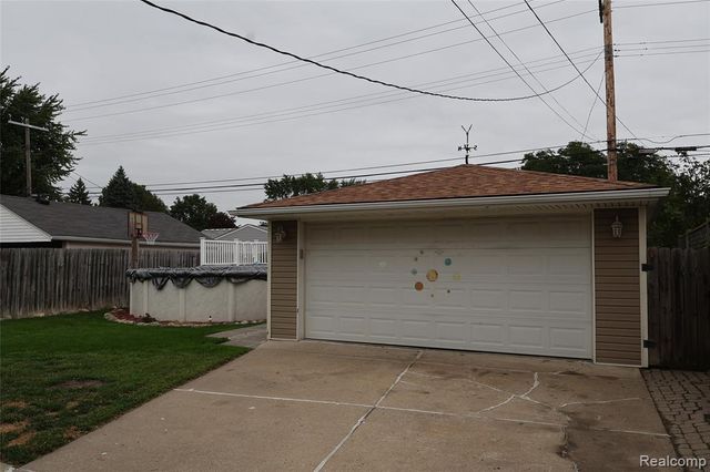 26140 Hayes Road, Roseville, MI 48066
