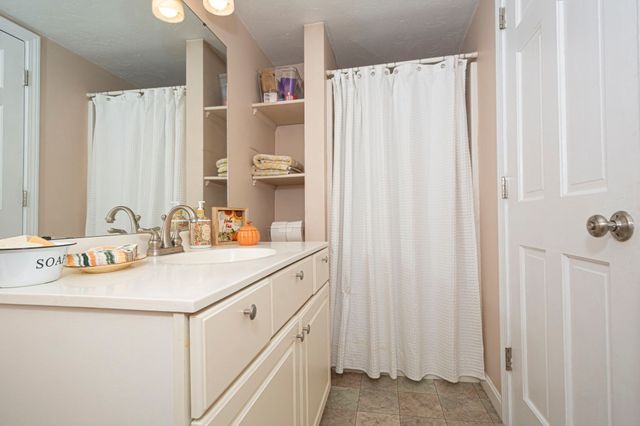24 Lake St, Hudson, MA 01749