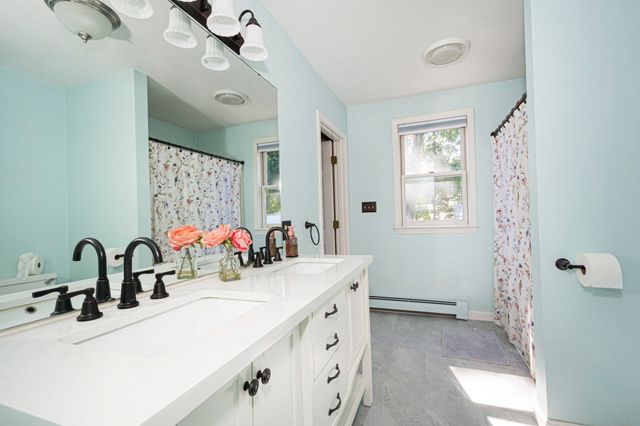 24 Lake St, Hudson, MA 01749