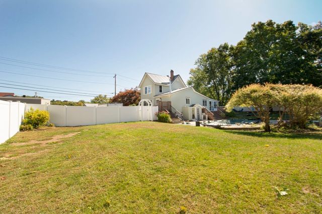 24 Lake St, Hudson, MA 01749