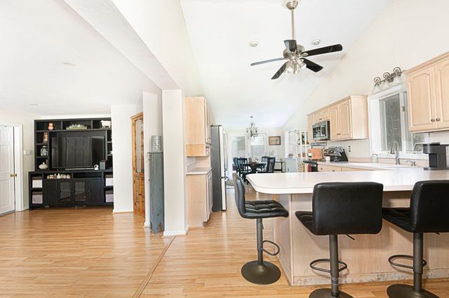 24 Lake St, Hudson, MA 01749