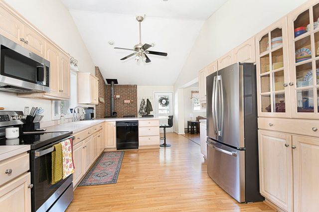 24 Lake St, Hudson, MA 01749