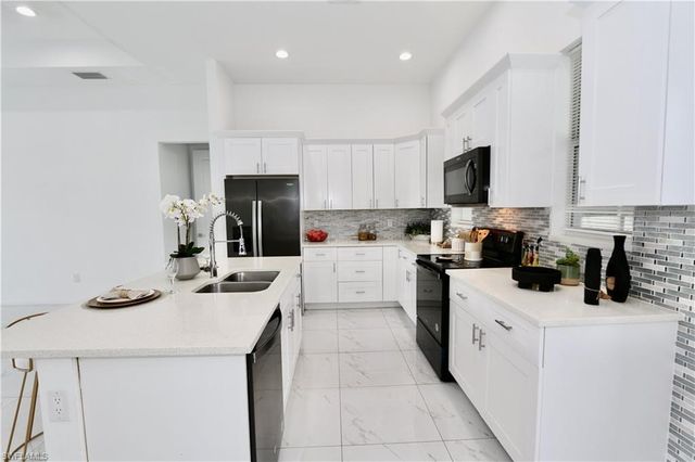 233 39th AVE NE, Naples, FL 34120