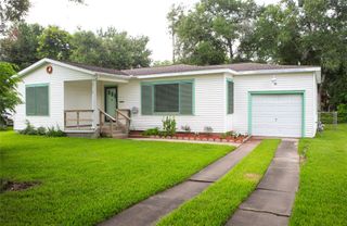 6718 E Bayou Drive, Hitchcock, TX 77563