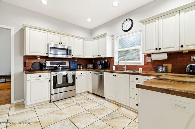 9704 Grandin Woods Rd, Louisville, KY 40299