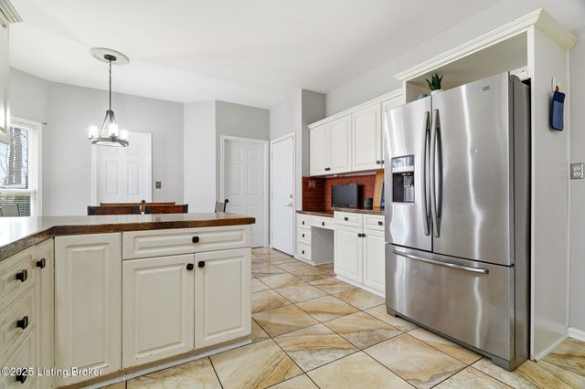 9704 Grandin Woods Rd, Louisville, KY 40299