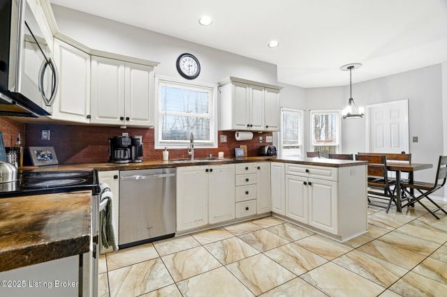 9704 Grandin Woods Rd, Louisville, KY 40299