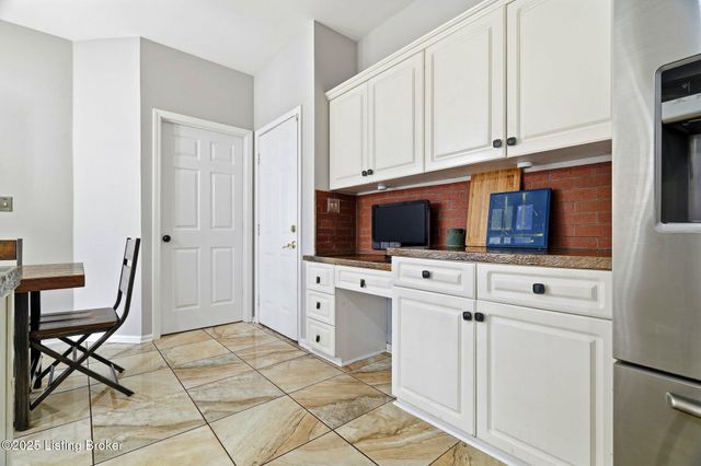 9704 Grandin Woods Rd, Louisville, KY 40299