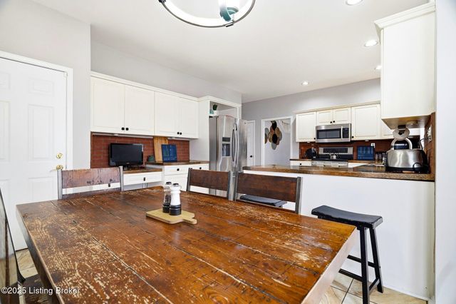 9704 Grandin Woods Rd, Louisville, KY 40299