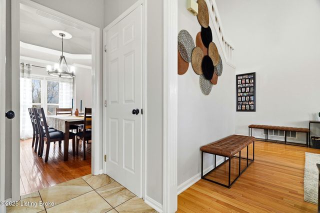 9704 Grandin Woods Rd, Louisville, KY 40299