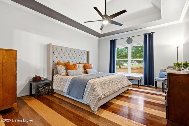 9704 Grandin Woods Rd, Louisville, KY 40299