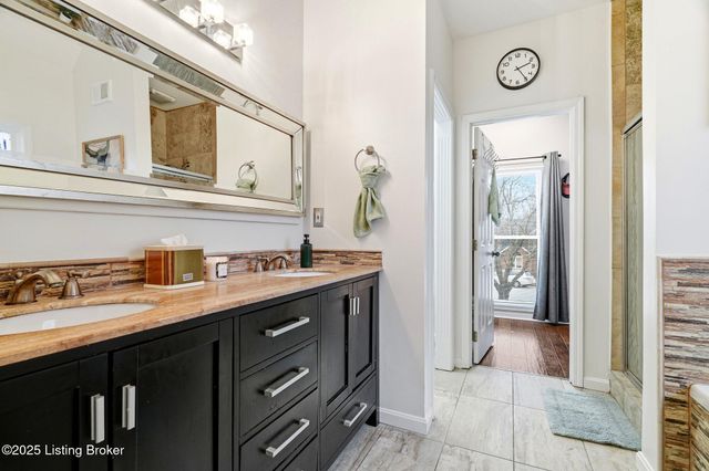 9704 Grandin Woods Rd, Louisville, KY 40299