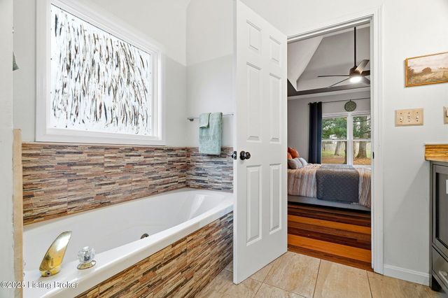 9704 Grandin Woods Rd, Louisville, KY 40299