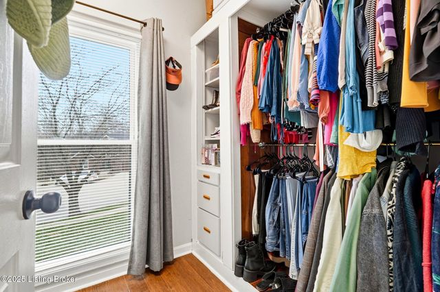 9704 Grandin Woods Rd, Louisville, KY 40299