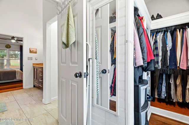 9704 Grandin Woods Rd, Louisville, KY 40299