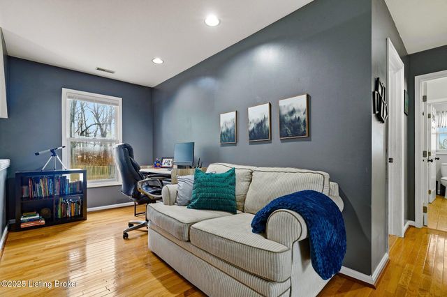 9704 Grandin Woods Rd, Louisville, KY 40299