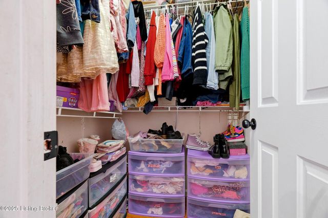 9704 Grandin Woods Rd, Louisville, KY 40299