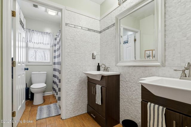 9704 Grandin Woods Rd, Louisville, KY 40299