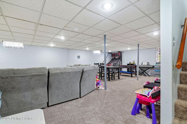 9704 Grandin Woods Rd, Louisville, KY 40299