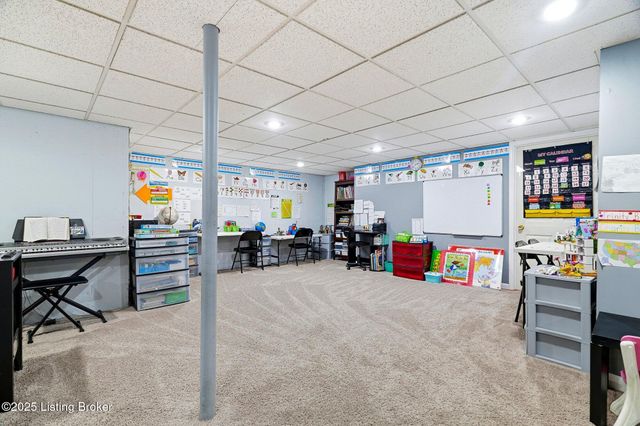 9704 Grandin Woods Rd, Louisville, KY 40299