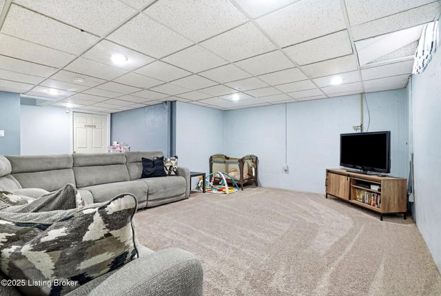 9704 Grandin Woods Rd, Louisville, KY 40299