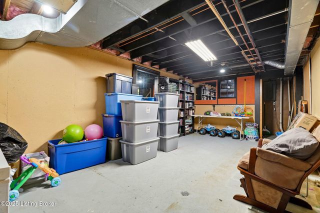 9704 Grandin Woods Rd, Louisville, KY 40299