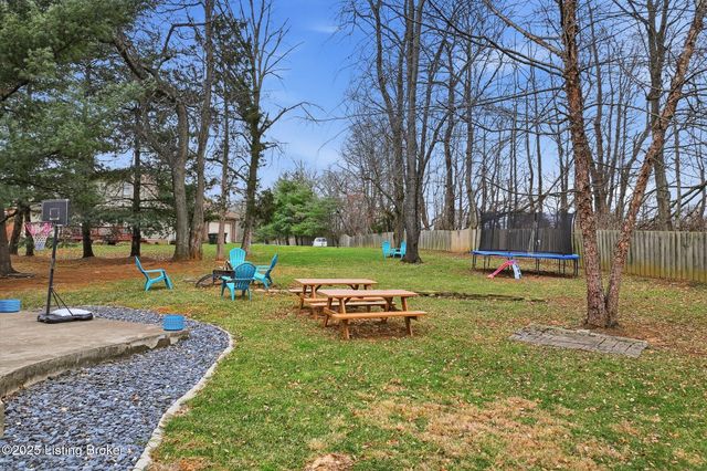 9704 Grandin Woods Rd, Louisville, KY 40299