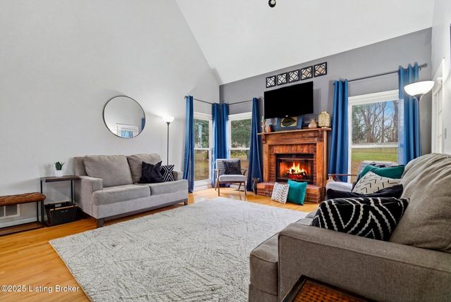 9704 Grandin Woods Rd, Louisville, KY 40299