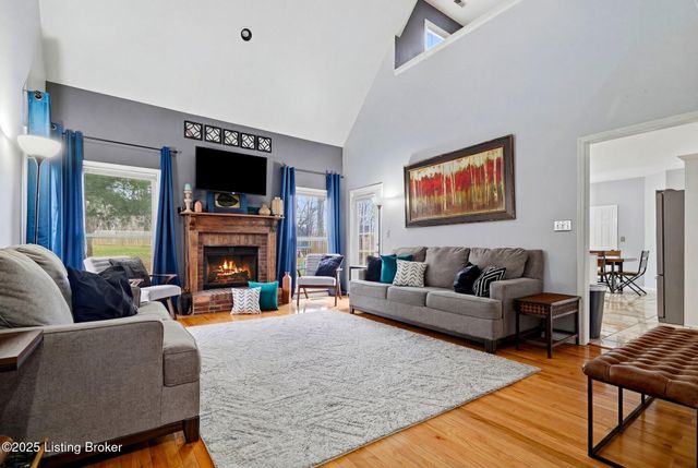 9704 Grandin Woods Rd, Louisville, KY 40299