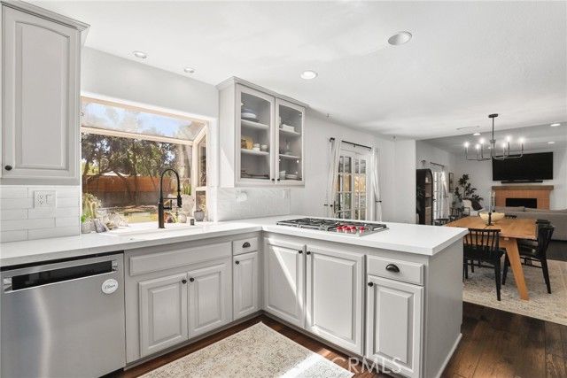 23546 Community, West Hills (los Angeles), CA 91304