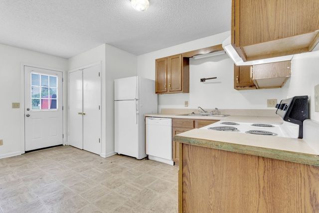 293 Stateline Rd, Oak Grove, KY 42262