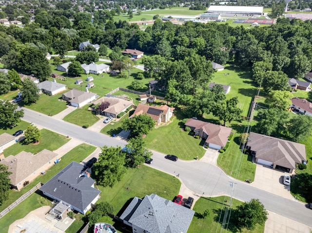 1214 W Verna Lane, Nixa, MO 65714