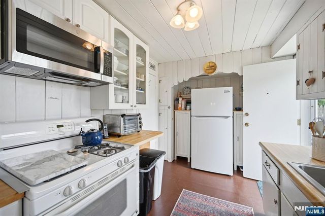 32 Lerome Place, Teaneck, NJ 07666