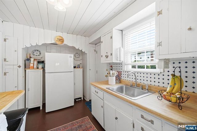 32 Lerome Place, Teaneck, NJ 07666
