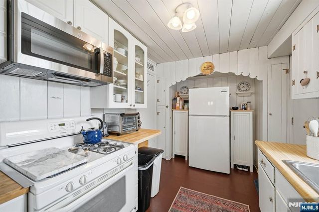 32 Lerome Place, Teaneck, NJ 07666