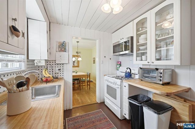 32 Lerome Place, Teaneck, NJ 07666