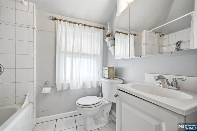 32 Lerome Place, Teaneck, NJ 07666