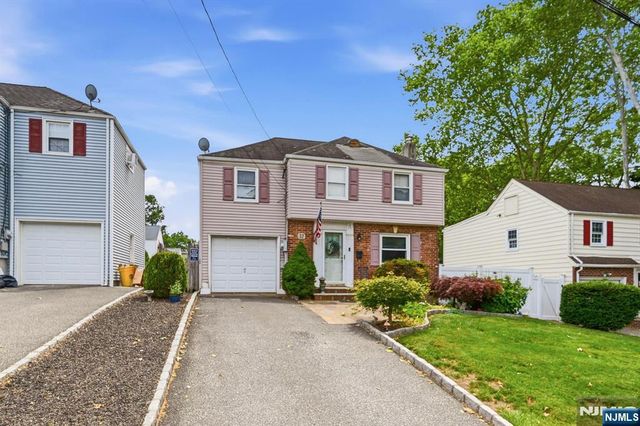 32 Lerome Place, Teaneck, NJ 07666