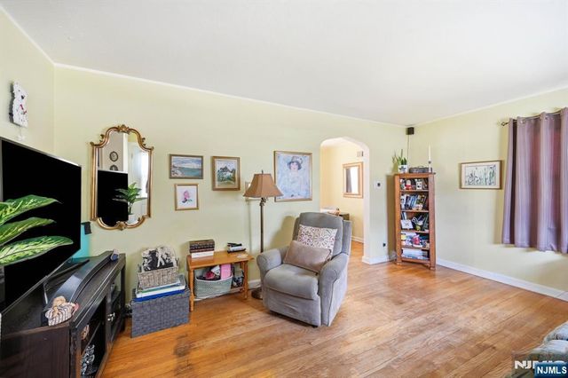 32 Lerome Place, Teaneck, NJ 07666