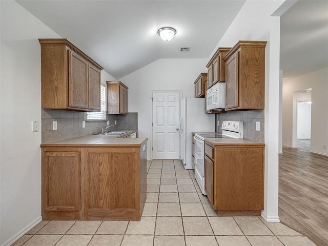 521 Apache Gate Drive, Yukon, OK 73099