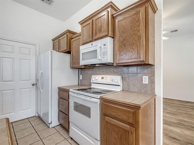 521 Apache Gate Drive, Yukon, OK 73099