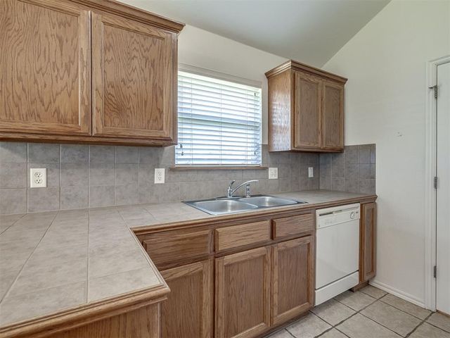 521 Apache Gate Drive, Yukon, OK 73099