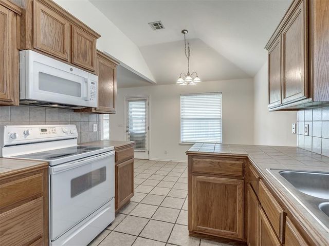 521 Apache Gate Drive, Yukon, OK 73099
