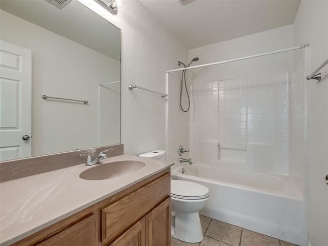521 Apache Gate Drive, Yukon, OK 73099