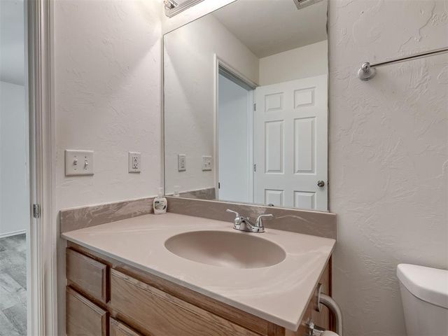 521 Apache Gate Drive, Yukon, OK 73099